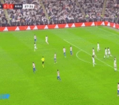 卡雷拉斯右路逼抢创造机会，罗德里戈禁区内扣过防守单刀射门被扑