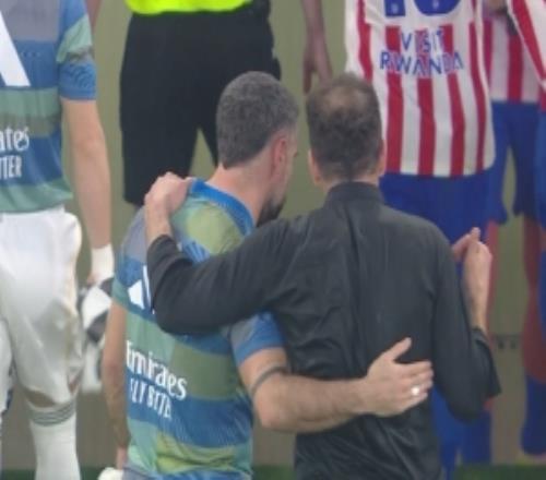 聊啥呢西蒙尼半场休息时与卡瓦哈尔聊天，并朝着球场比划