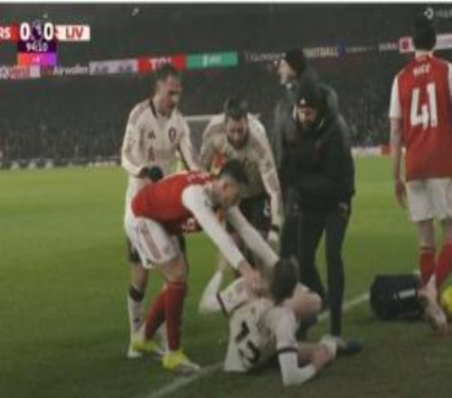 小马丁引争议！斯洛特：若他知道布拉德利伤势，就绝对不会那样做