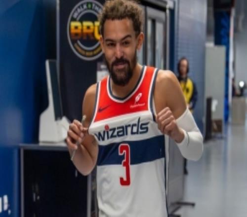 全新的开始！特雷杨身穿3号球衣现身华盛顿奇才主场