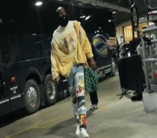 登哥你不要太帅！哈登嘻哈风造型抢镜亮黄外套搭花牛仔潮范十足