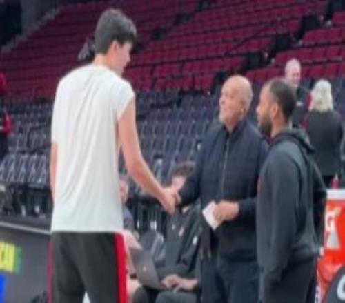 小吧现场直击：杨瀚森与助教轻松交流手臂上的抓伤依旧清晰可见