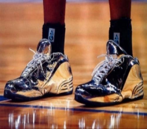 致敬对方名宿！库里今日上脚韦伯CDubbz球鞋镜面电镀设计很亮眼