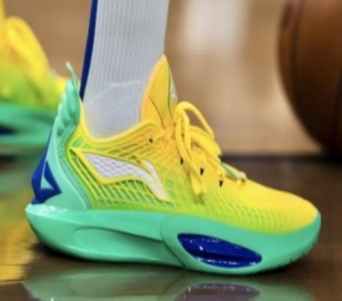 和球衣还挺搭！库里热身上脚李宁巴特勒3代巴西配色很清爽