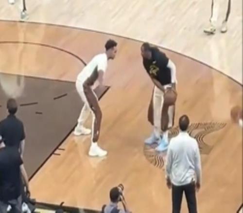 小吧直击库明加黑色训练衫在一众勇士中很显眼热身积极享受篮球