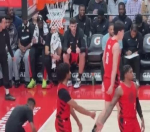 老大哥的认可！杨瀚森造亚当斯犯规克林根场下对小杨双手竖拇指