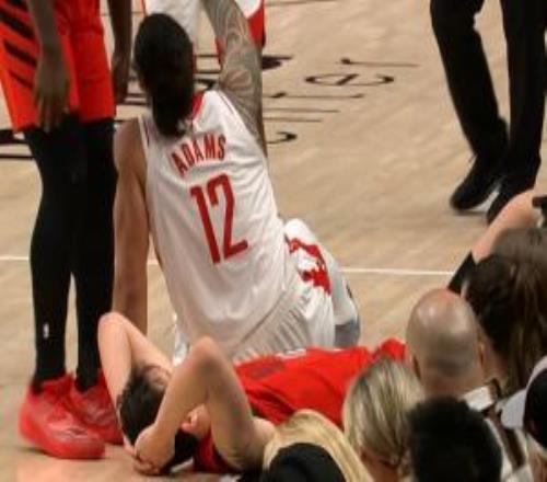 杨瀚森飞扑断球！海王不慎坐前者头上致脑袋重重砸地！现已下场！