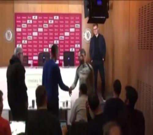 风度！41岁切尔西新帅罗塞尼尔首场发布会前，与在场记者一一握手