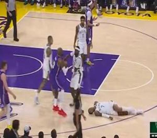 詹姆斯正对进攻犯规疑惑波蒂斯身后杀出夺球！前者将其一把甩开