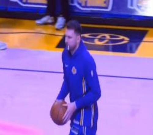 迅速补充能量东契奇在热身时嚼了一根棒棒糖