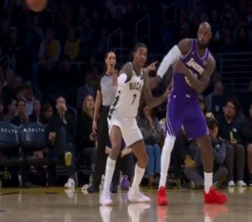 穿针引线！詹姆斯同样战术连续送出助攻湖人2记三分打停雄鹿