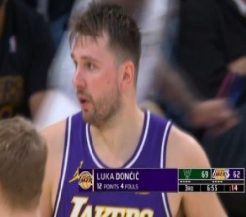 这遇上大麻烦了！东契奇挤掩护被吹犯规第三节未过半已4犯