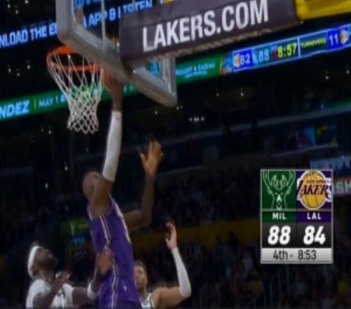 奋力追击！詹姆斯里突外投连得5分帮助湖人迫近比分打停雄鹿