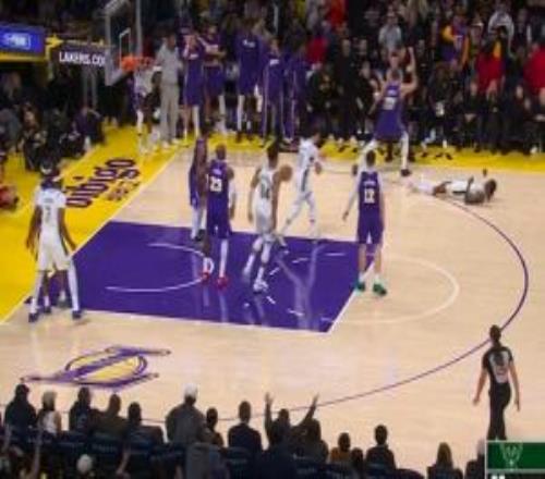 湖人生涯首次被罚下！东契奇对小波特三分犯规&6犯犯满离场