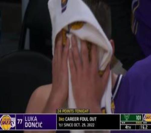 很沮丧啊！东契奇湖人生涯首次犯满离场在替补席摔护腕&毛巾捂脸