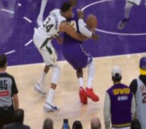 詹姆斯：我在关键时刻失误&太糟糕了字母哥那次防守很精彩