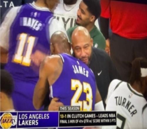 詹姆斯赛后和前湖人主教练哈姆拥抱致意后者现任雄鹿助教