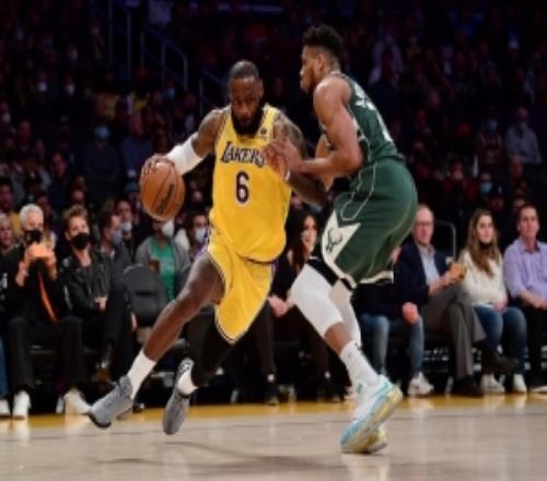 最后盖帽+抢断詹姆斯时从他身上看到了什么字母哥：什么也没有