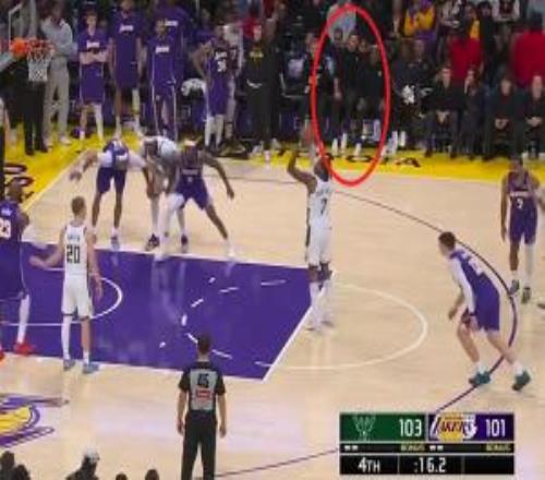 小波特第三罚不中雷迪克看到后跳起挥手示意詹姆斯赶紧进攻