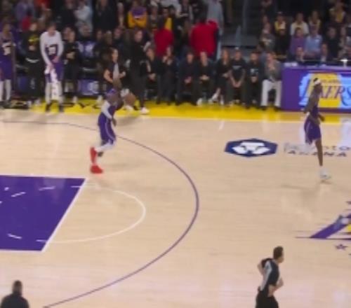 最后一攻发起前詹姆斯询问雷迪克是否暂停得到的回应是直接打