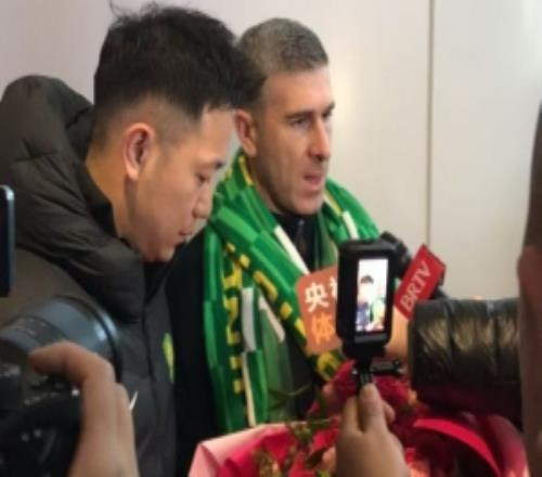 记者晒图：国安新帅蒙哥马利已经抵达北京