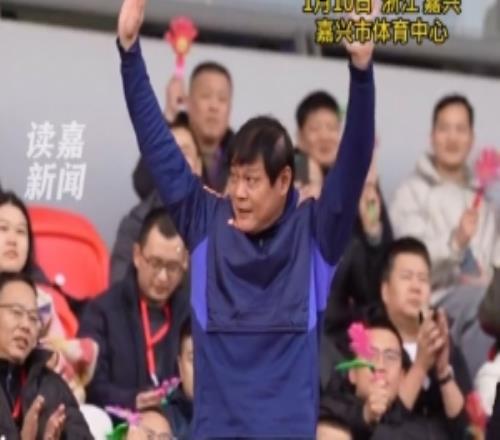 范志毅出席嘉兴足球联赛开幕式，为揭幕战开球