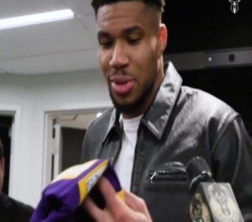 字母哥赛后在采访时展示詹姆斯送给他的签名球衣：这对我意义重大