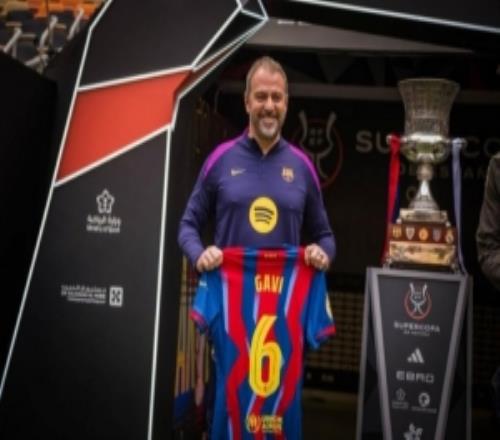 弗里克手拿加维球衣与西超杯奖杯合影，据悉球员将现场观看决赛