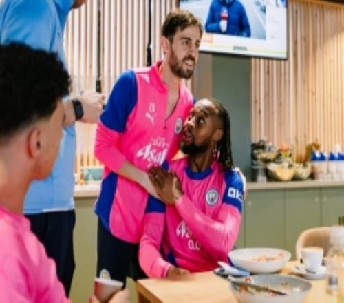 今晚迎来首秀曼城官方晒图，福登、B席等队友欢迎塞梅尼奥