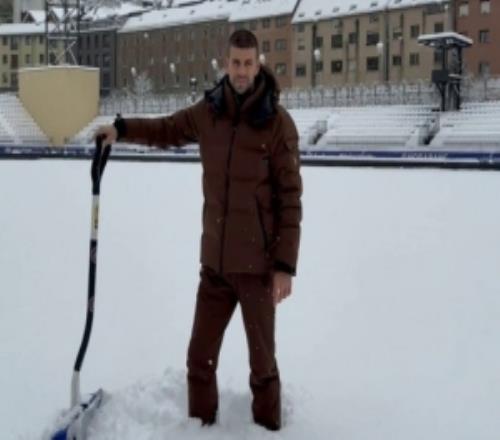 为确保比赛顺利进行，安道尔FC老板皮克亲自来到球场铲雪