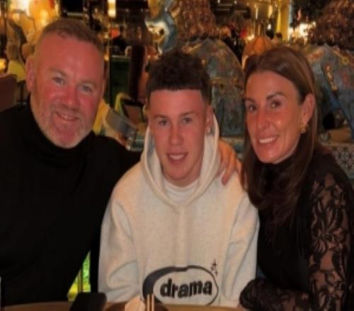 鲁尼谈儿子在曼联U16被禁止穿赞助鞋：挺好的有些孩子负担不起鞋