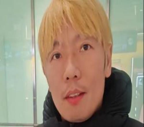 张稀哲晒视频迎接新帅蒙哥马利：我已经拿着花去道歉了