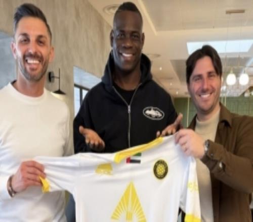 斯基拉：巴洛特利与伊蒂法克球衣合影，明日签约至2028年