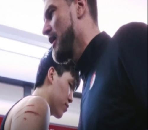 五连胜！斯普利特赛后更衣室满脸笑容杨瀚森手臂抓伤清晰可见