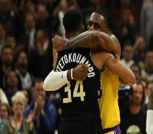 湖记：詹姆斯送字母哥一件23号签名球衣后者向队友炫耀直接穿上