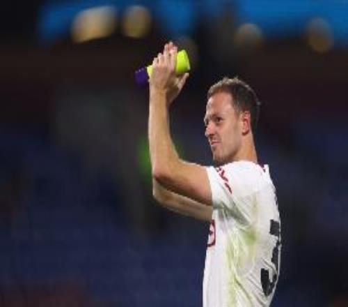 太阳报：埃文斯接到弗莱彻电话时，正与卡里克和鲁尼在度假