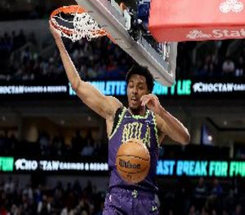 手感火热！墨菲第三节10中6单节射落15分上演精彩战斧劈扣