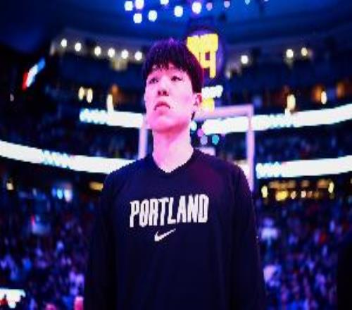 媒体人：相比与上一场瀚森今天会更被动亚当斯是联盟最强篮板手