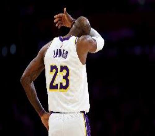 不敌时光老人！詹姆斯竭尽攻防空砍26+9+10最后两度被字母防下！