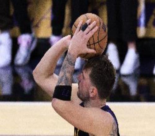 东契奇生涯第3次犯满离场！解说：今天的卢卡回去好好反省吧