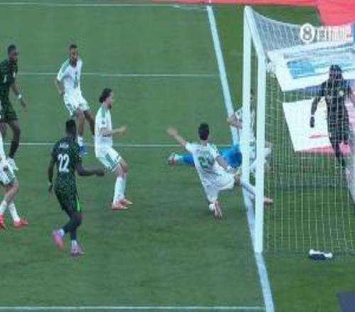 只差几厘米！尼日利亚任意球机会，本塞拜尼极限门线解围