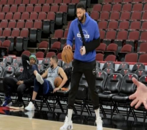 看起来心情不错！浓眉左臂吊带固定&手缠绷带现身赛前训练！