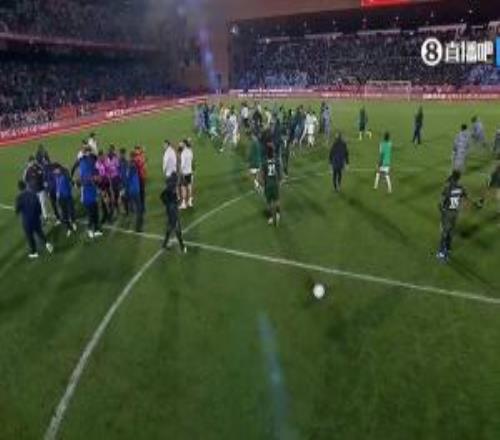 阿尔及利亚与尼日利亚球员赛后冲突，阿尔及利亚代表团围裁判