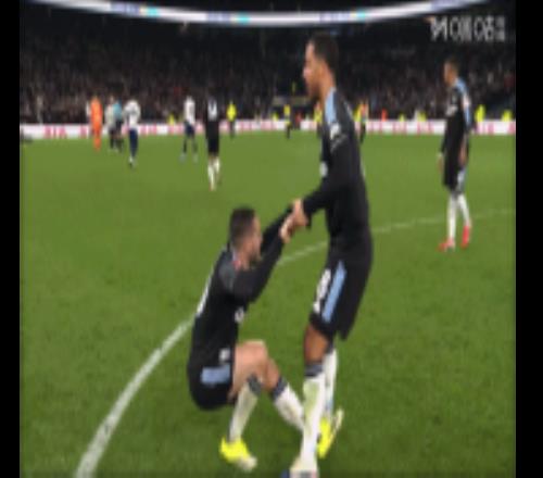 噎不下这口气！罗杰斯赛后与帕利尼亚干架，疯狂拉拽帕利尼亚球衣