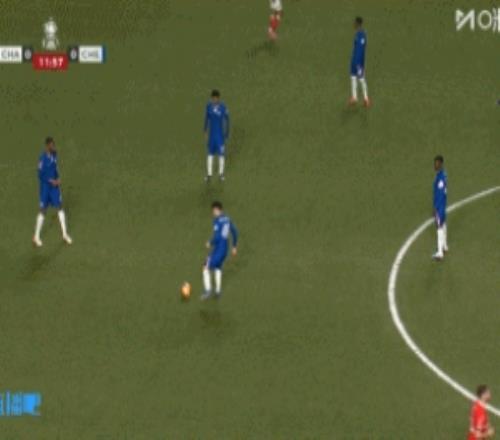 祝好！切尔西比赛出现医疗情况，一名球迷被担架抬离场