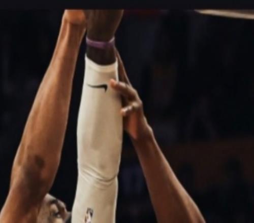 这球真的冤啊！詹姆斯晒自己关键时刻上篮被明显打手：