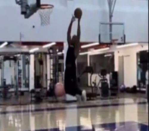 老炮这状态！保罗在老快船基地训练自己抛球完成双手挂筐暴扣