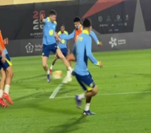 状态不错！莱万西超杯赛前训练脚后跟杂耍破门