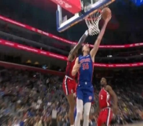 被压制了！哈登单挑上篮遭钉板大帽快船被活塞打了一波110