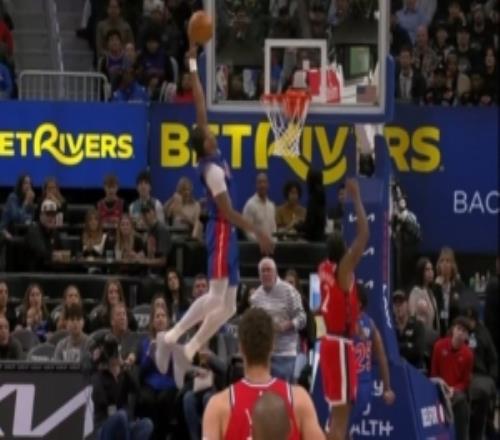 持续发力！活塞抢断小卡后反击奥萨尔神兵天降空接助队领先19分